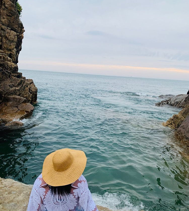 image d'une jeune femme admirant le coucher du soleil. Crédit image @hous_natt